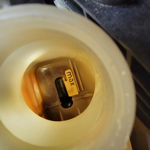 MINI 車検整備でバッテリー交換とクーラント補充を実施