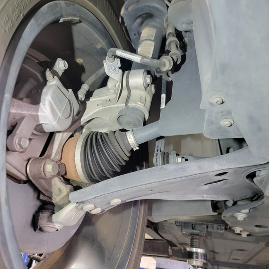 ボルボXC40車検整備レポート|オイル交換とブレーキオイル交換