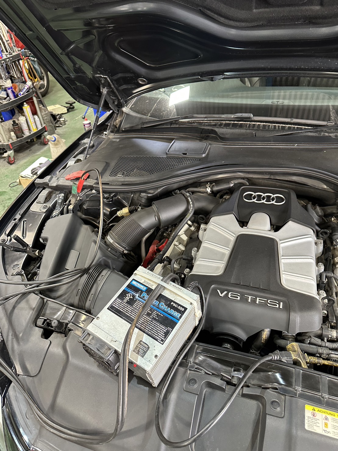 アウディA7 バッテリー交換 - 外車専門整備工場｜タッキード