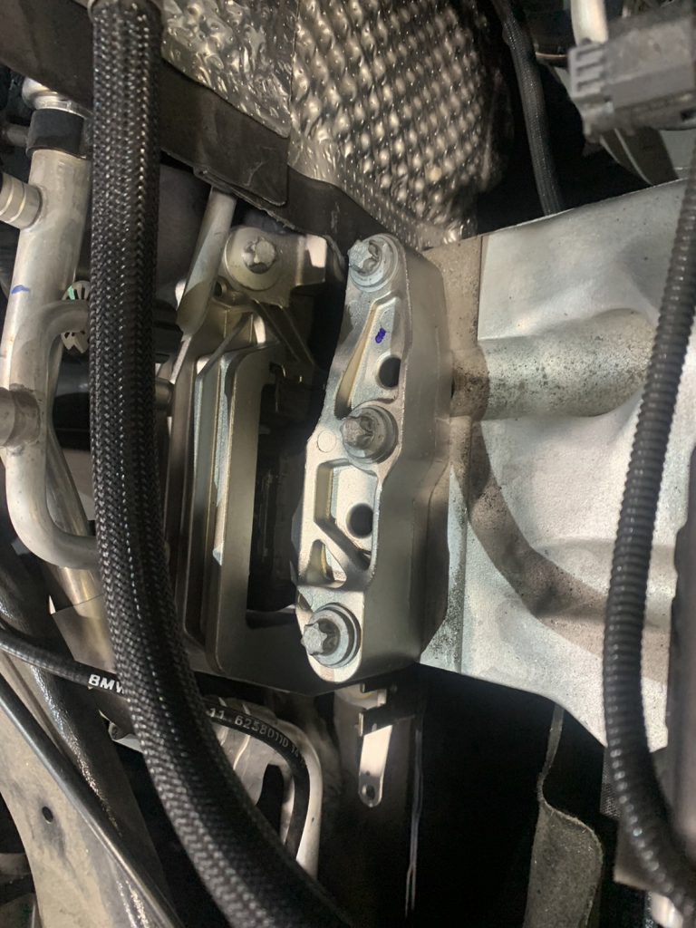 BMWX1 エンジンマウント交換